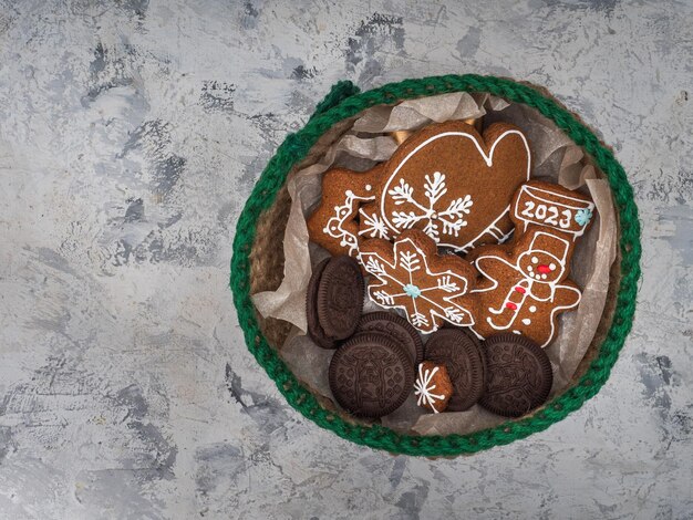 Cesta de malha com biscoitos de natal com glacê em papel ofício