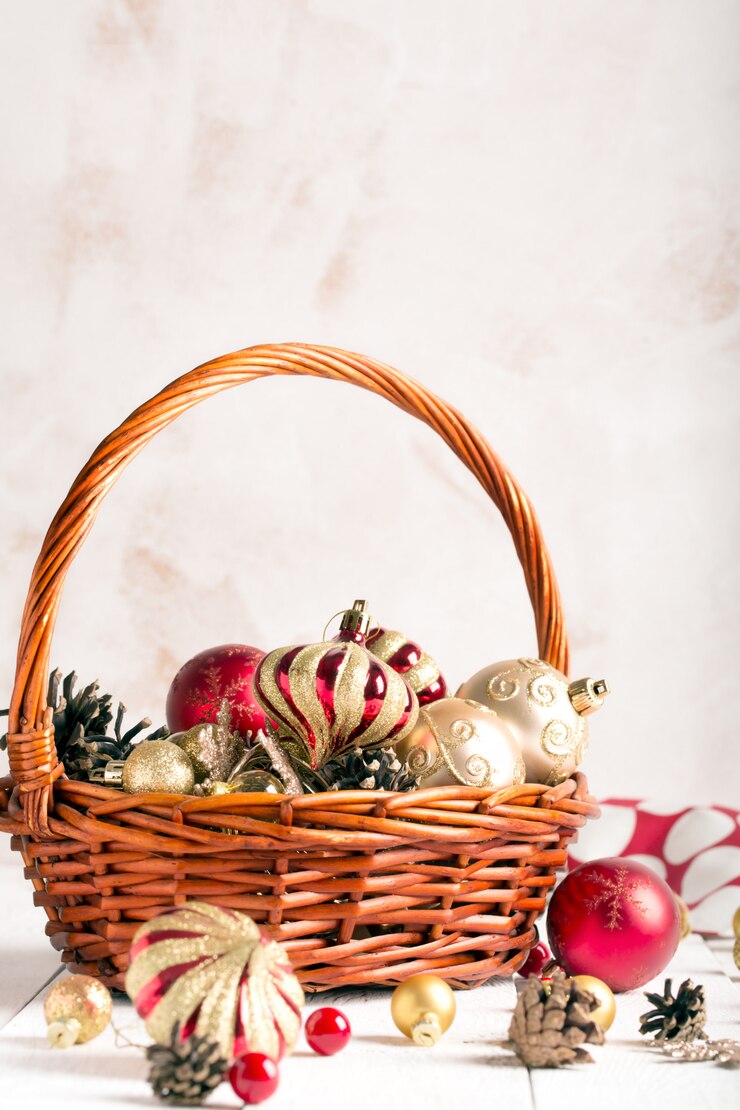 Foto cesta de natal com enfeites vermelhos e dourados