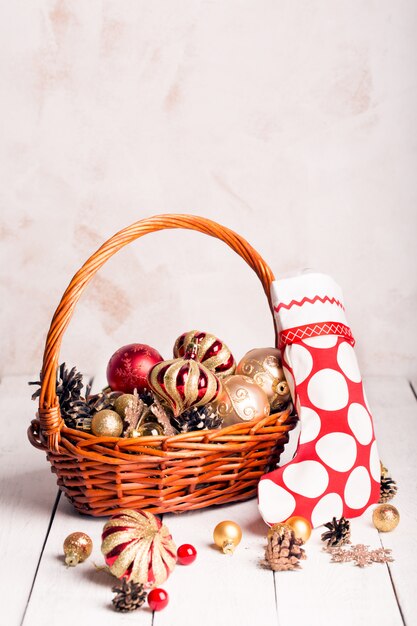 Cesta de natal com enfeites vermelhos e dourados