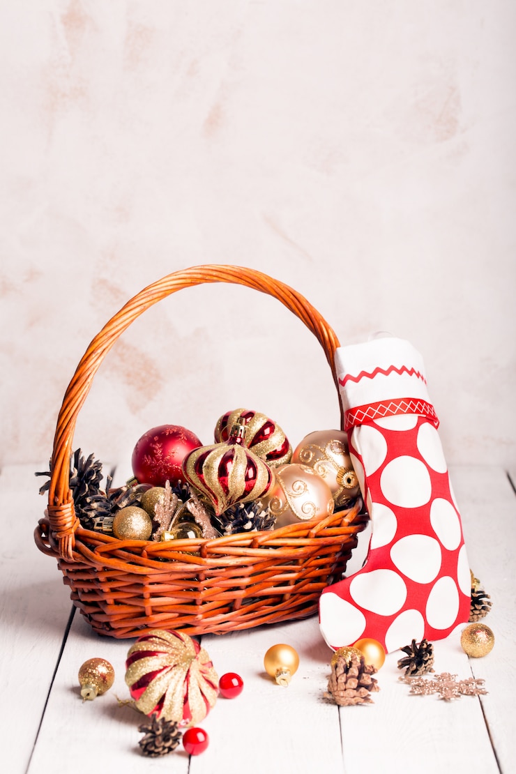Foto cesta de natal com enfeites vermelhos e dourados