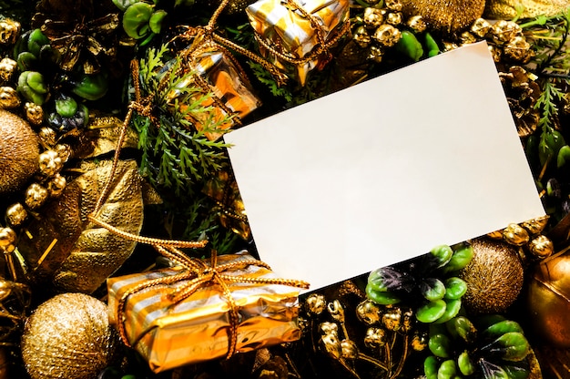 Cesta de natal com folha de maquete de presentes para o seu texto