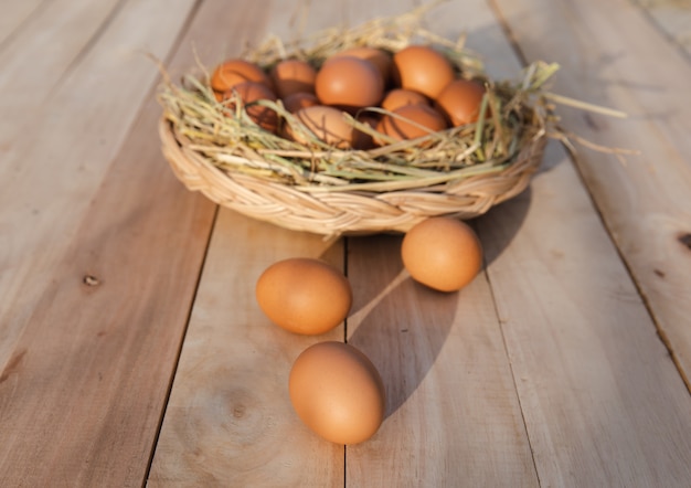 Cesta de ovos no chão de madeira