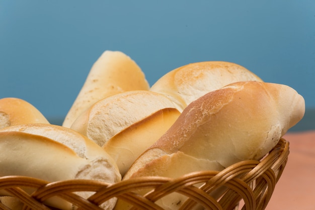 Cesta de pães franceses em uma mesa