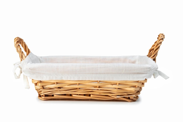 Cesta de pão de vime vazia com guardanapo branco isolado em branco