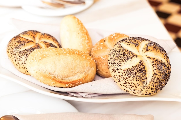 Cesta de pão em um restaurante de comida recém-assada