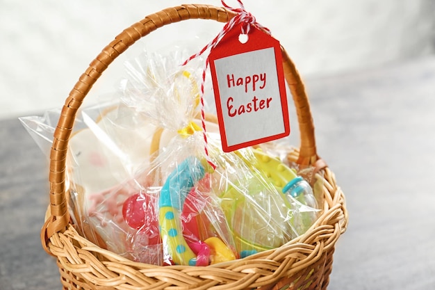 Cesta de Páscoa com biscoitos de brinquedo e cartão de felicitações