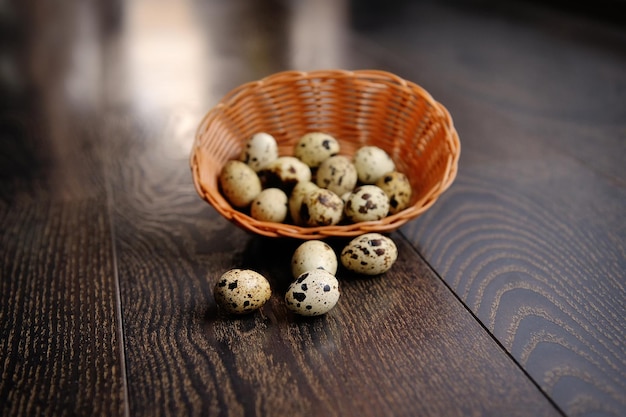 Cesta de páscoa com ovos de páscoa em fundo de madeira