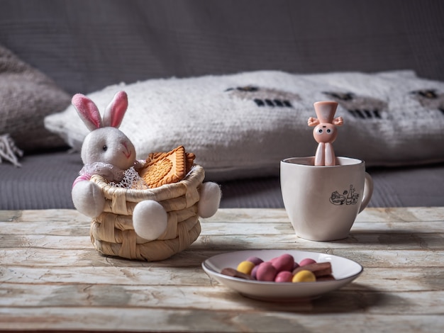 Cesta de páscoa com uma lebre e biscoitos e uma talelochka com ovos de chocolate para a páscoa