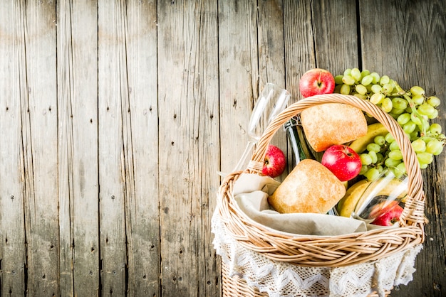 Cesta de piquenique com pão de frutas e vinho