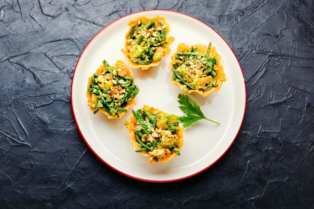 Cesta de queijo apetitosa com abacate, feijão-nhemba e nozes. Banquete, comida festiva