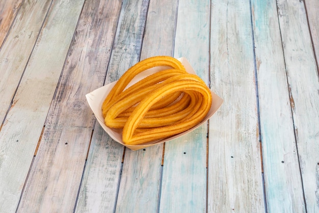 Cesta de ração de churros em forma de coração para o café da manhã em um restaurante de Madri com mesa de mármore branco