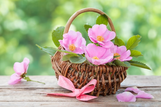 Cesta de vime com flores de rosas silvestres Decoração de casamento ou aniversário