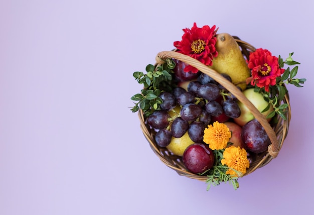 Cesta de vime com frutas e flores