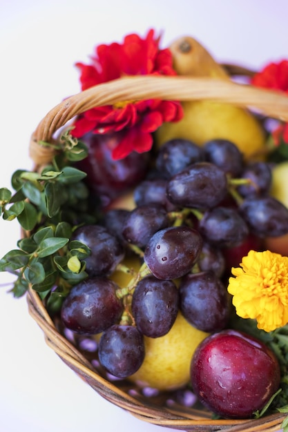 Cesta de vime com frutas e flores