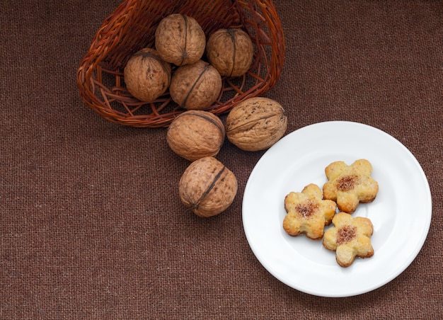 Cesta de vime com nozes e pastelaria em um prato