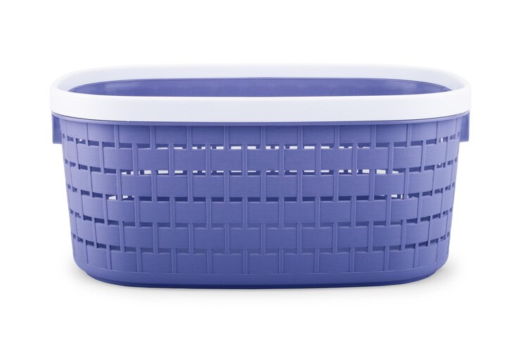 Cesta de vime vazia em fundos brancos isolados