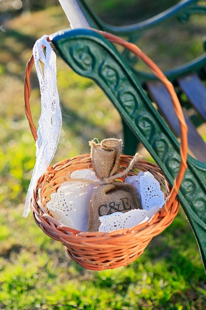 Cesta con detalles de encaje