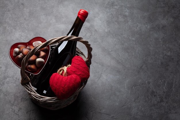 Foto cesta del día de san valentín con vino y chocolate vista superior con espacio de copia