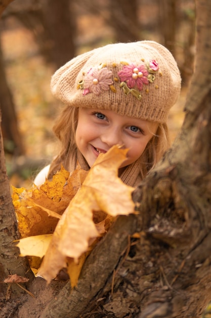 Cesta diversión hermosa belleza joven mujer caucásica naturaleza bosque hembra octubre manzana niña cabello