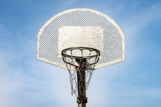 Cesta e aro de basquete metálico