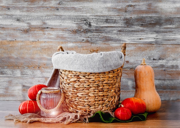 Cesta estilizada para sesión de fotos de bebé recién nacido con decoración de pampkin de verduras de otoño sobre fondo de madera. Escena hecha a mano de estudio para fotos de halloween infantil infantil