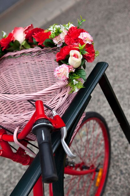 Cesta de flores y bicicleta