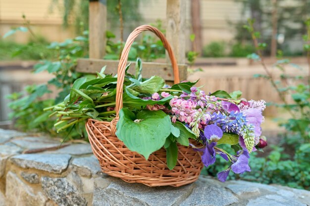 Cesta con flores frescas de primavera en el jardín