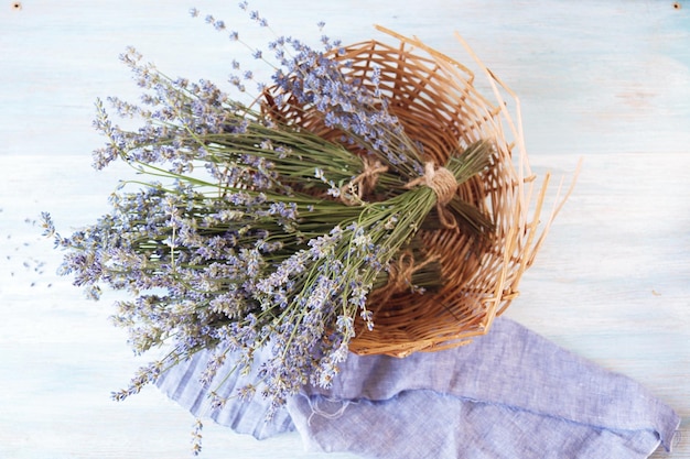 Foto una cesta de flores de lavanda está sobre una mesa.