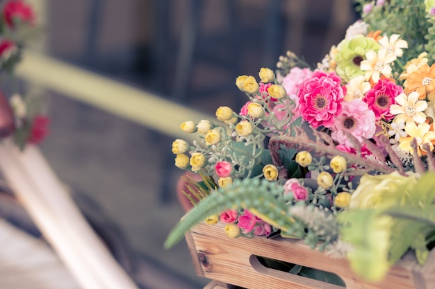 Cesta de flores de madera en la bicicleta, día de San Valentín