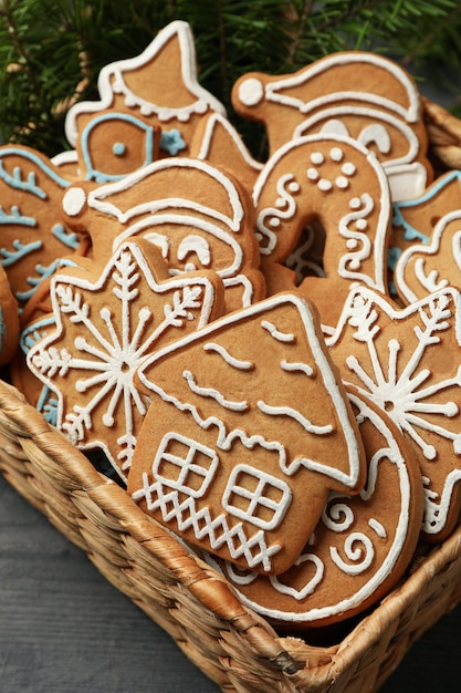 Cesta con galletas navideñas y ramas de pino