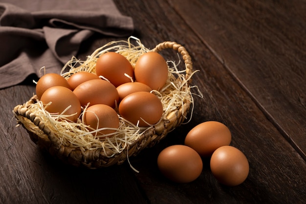 Cesta con huevos de gallina marrón sube la mesa