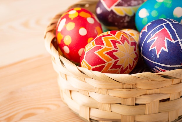 Cesta de huevos de Pascua en mesa de madera. Celebrando el concepto de Pascua