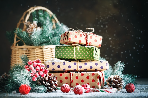 Cesta con juguetes de Navidad y regalos de Navidad sobre un fondo de madera