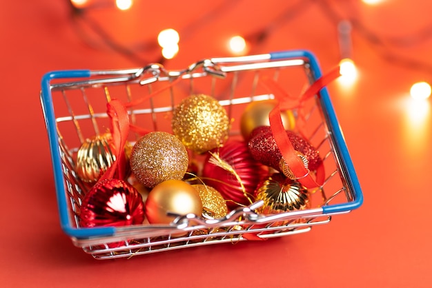 Cesta de juguetes de Navidad sobre un fondo rojo, bolas de estrellas y copo de nieve rojo y dorado de alta calidad