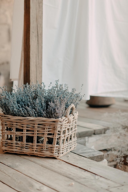 Cesta de lavanda en un patio rústico