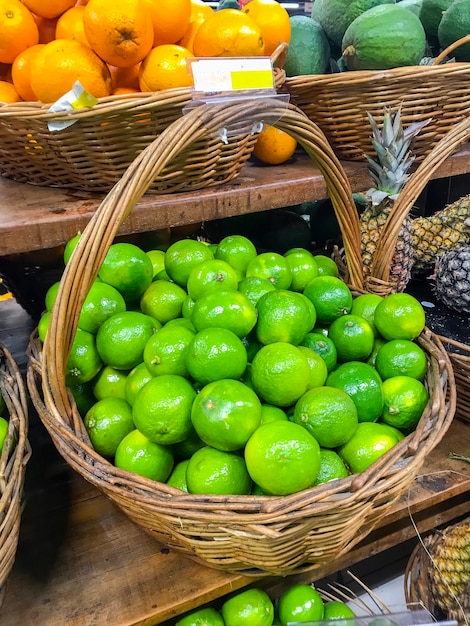 Cesta de limón en el mercado