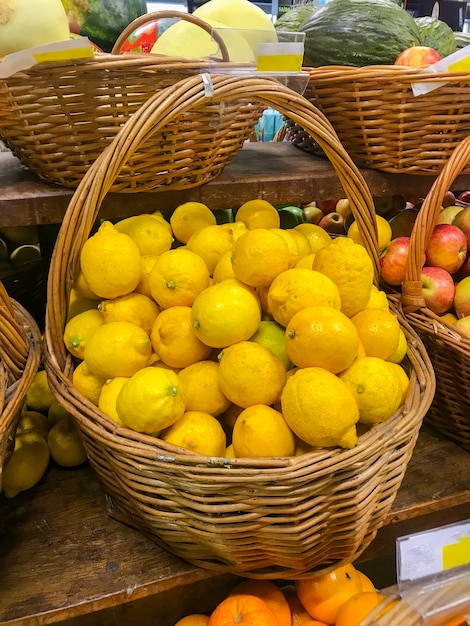 Cesta de limón Siciliano en el mercado
