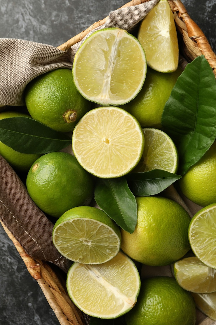 Foto cesta con limón sobre fondo negro ahumado, vista superior