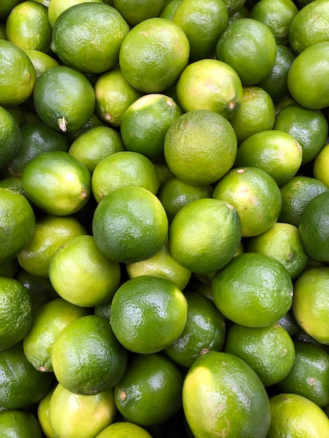 Cesta de limones en el mercado