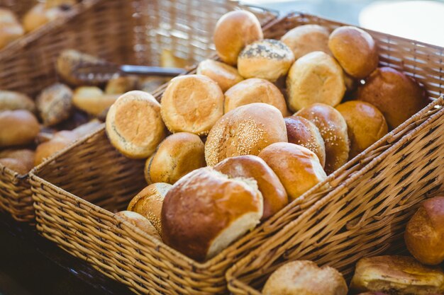 Cesta llena de delicioso pan