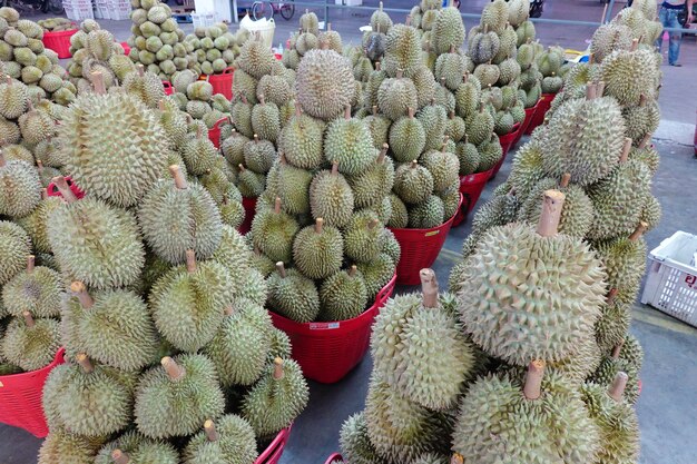 Cesta llena de durians en el mercado