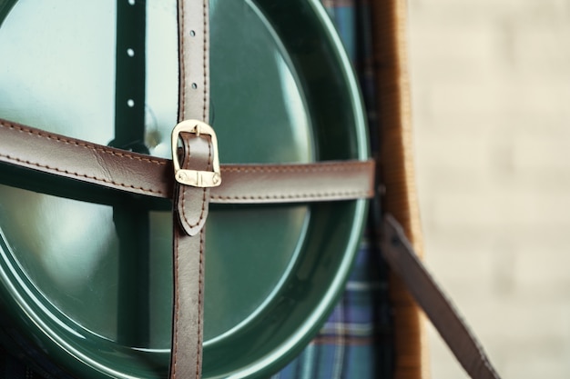 Cesta de madera para picnic con platos, tazas y cubiertos de cerca