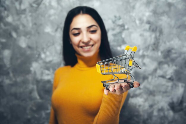 Foto cesta de mano de mujer