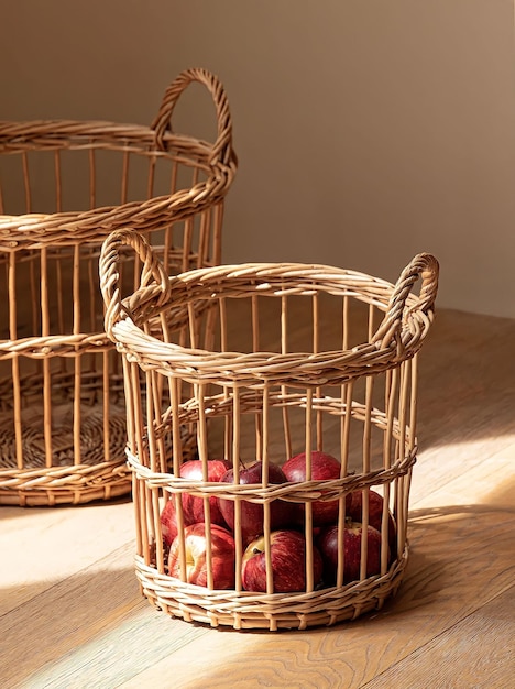 Una cesta de manzanas se muestra sobre una mesa.