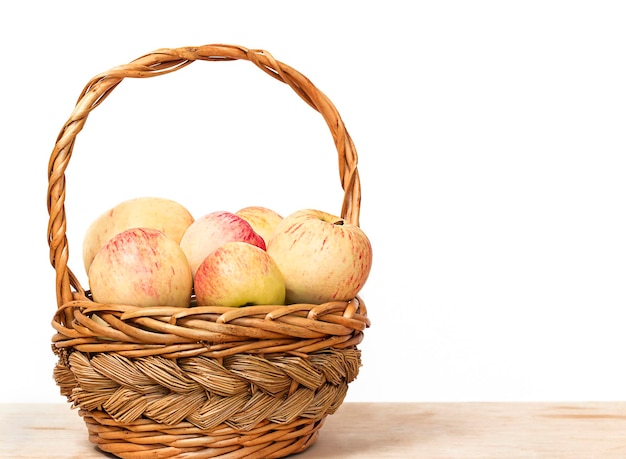 cesta con manzanas en un primer plano de fondo blanco