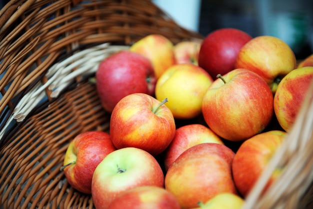 Cesta con manzanas rojas Vista superior