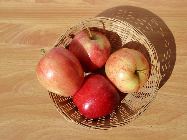 Cesta de manzanas sobre una mesa