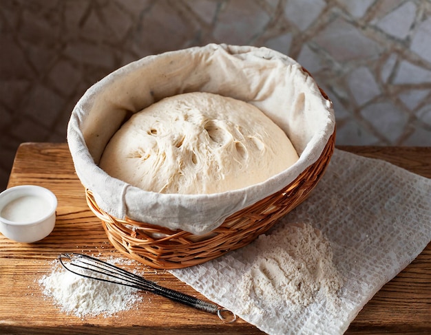 Cesta con masa y grano en una mesa de madera