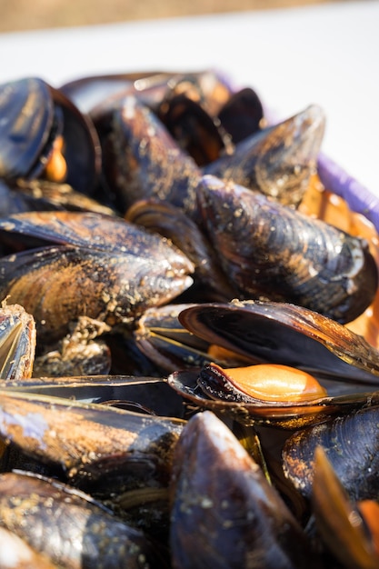 Cesta de mejillones cocinados a la manera tradicional española