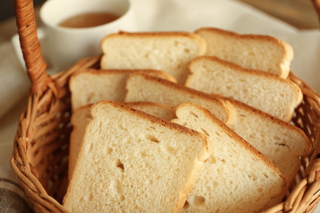 Cesta de mimbre con delicioso pan rebanado closeup